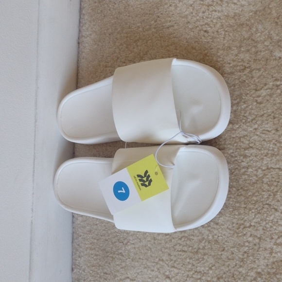 NWT Women's target all in motion white slides size 7 - Picture 2 of 3